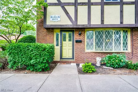 8172 Deepwood Blvd #15-1, Mentor, OH 44060