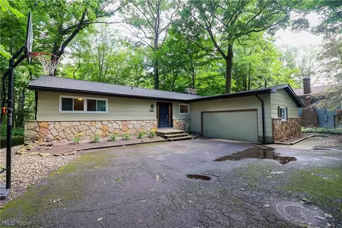 8729 Hilltop Dr, Mentor, OH 44060