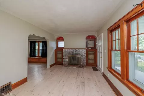Living - 5157 Erwin St, Maple Heights, OH 44137 photo 2 of 5