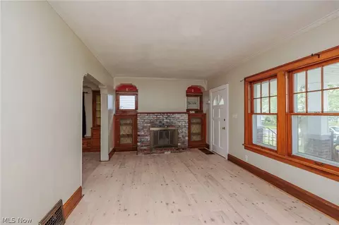 Living - 5157 Erwin St, Maple Heights, OH 44137 photo 3 of 5