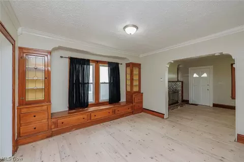 Living - 5157 Erwin St, Maple Heights, OH 44137 photo 1 of 5