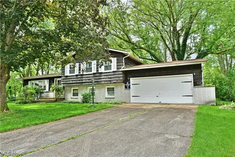 5923 Doris Jean Dr NW, Warren, OH 44483