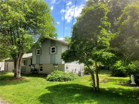 5681 Beech Dr, Mentor On The Lake, OH 44060 photo 2