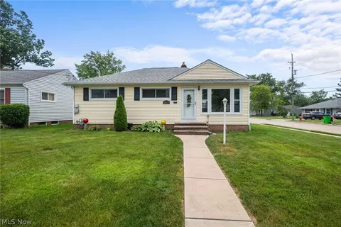 30150 Royalview Dr, Willowick, OH 44095