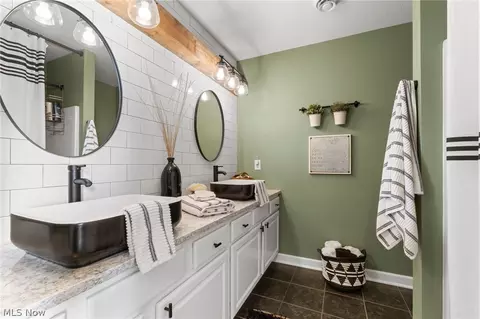 Bath - 17400 Creekside St, Lagrange, OH 44050 photo 4 of 7