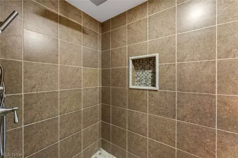 Bath - 17400 Creekside St, Lagrange, OH 44050 photo 6 of 7