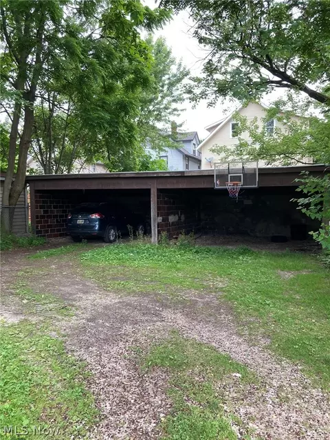 51 E Mapledale Ave, Akron, OH 44301 photo 3