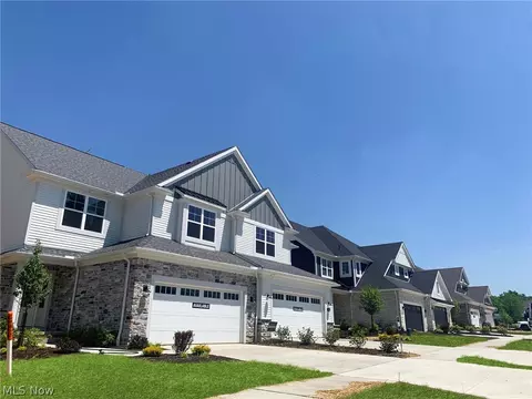 127 Town Centre Dr, Broadview Heights, OH 44147