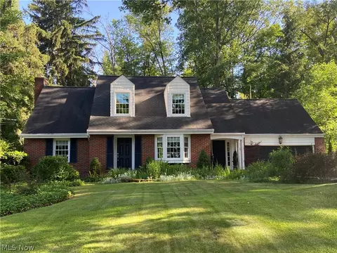 6922 Chapel Hill Dr, Brecksville, OH 44141