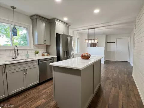 633 Sycamore St, Elyria, OH 44035 photo 5