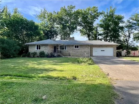 633 Sycamore St, Elyria, OH 44035 photo 2