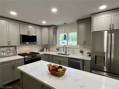 633 Sycamore St, Elyria, OH 44035 photo 4