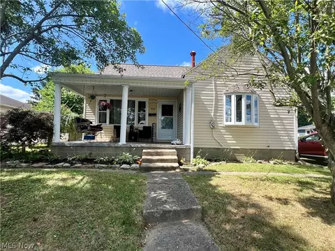 708 44th St, Vienna, WV 26105