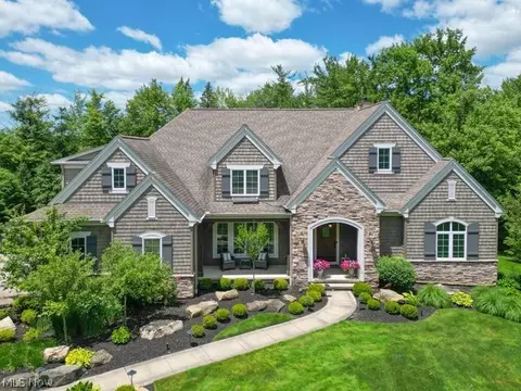 11 Daisy Ln, Chagrin Falls, OH 44022