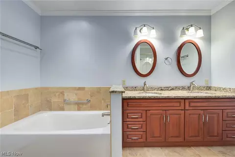 Bath - 7093 Brandywine Dr, Mentor, OH 44060 photo 3 of 4