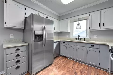 Kitchen - 7093 Brandywine Dr, Mentor, OH 44060 photo 2 of 3