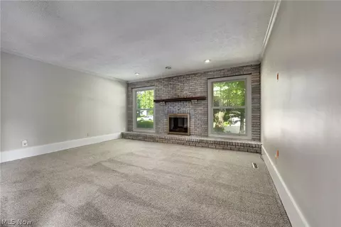 Living - 7093 Brandywine Dr, Mentor, OH 44060 photo 5 of 11