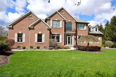 8480 Woodberry Blvd, Chagrin Falls, OH 44023
