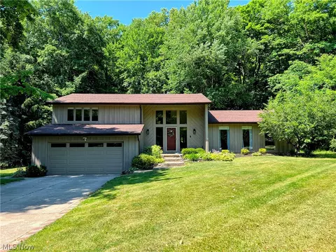 8286 Pebble Creek Ct, Chagrin Falls, OH 44023
