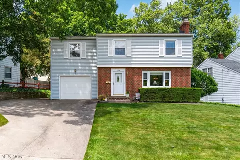 584 Cliffside Dr, Akron, OH 44313