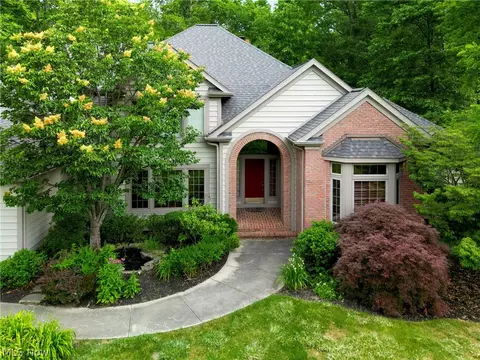39211 Glenlivet Ct, Solon, OH 44139 photo 2