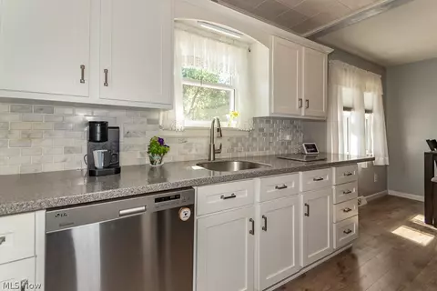 30144 Ridgeview Dr, Wickliffe, OH 44092 photo 11