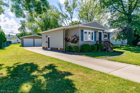 30144 Ridgeview Dr, Wickliffe, OH 44092 photo 2