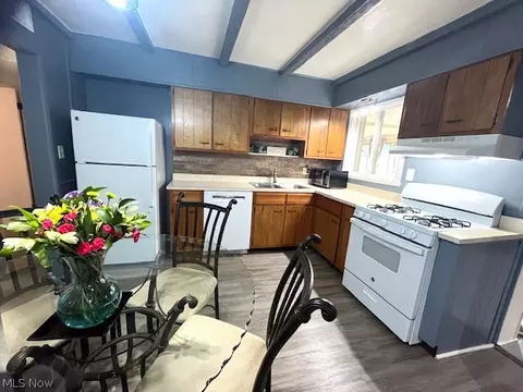 Kitchen - 720 Hemlock Dr, Euclid, OH 44132 photo 2 of 2