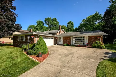 2947 Jasmine Dr, Seven Hills, OH 44131
