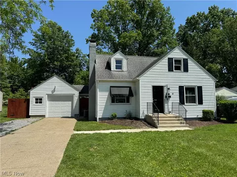 3279 Hermosa Dr, Youngstown, OH 44511