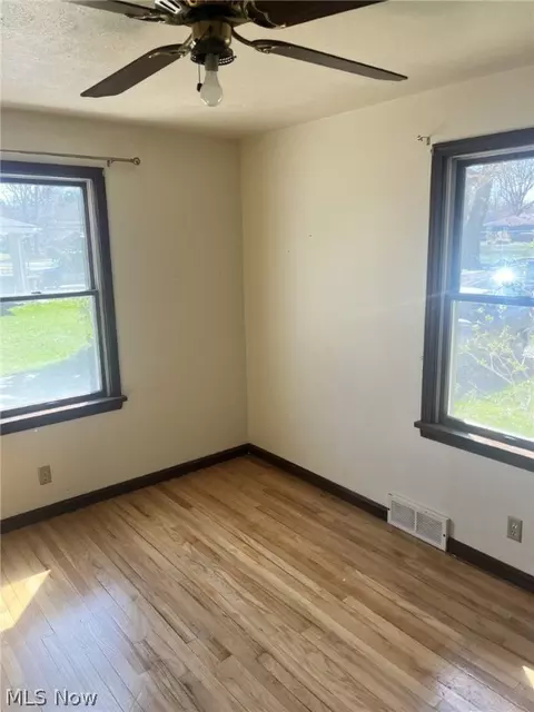 565 E 46th St, Lorain, OH 44052 photo 3