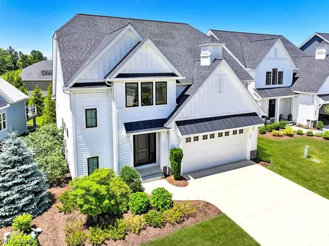 500 Eagle Point Dr, Lyndhurst, OH 44124