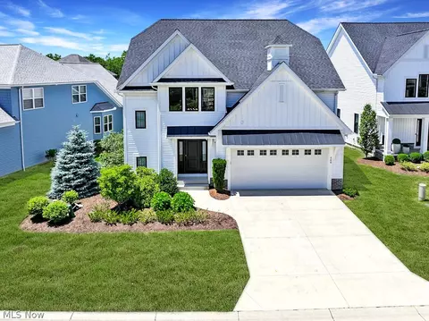 500 Eagle Point Dr, Lyndhurst, OH 44124 photo 2