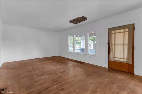 Living - 21 Baker St, Berea, OH 44017 photo 2 of 9