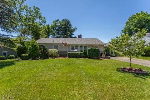 137 Mill Run Dr, Liberty, OH 44505