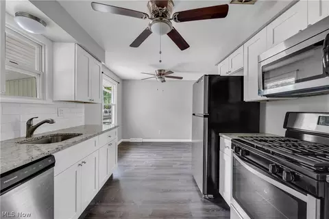 Entry Way - 8043 Munson Rd, Mentor, OH 44060 photo 2 of 3