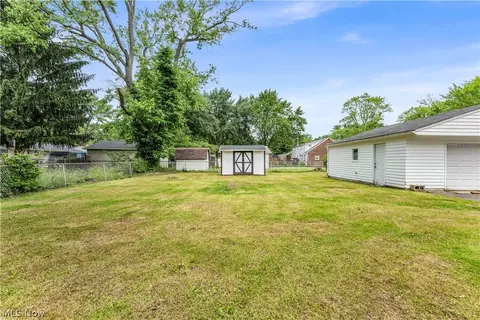 Exterior - 8043 Munson Rd, Mentor, OH 44060 photo 2 of 4