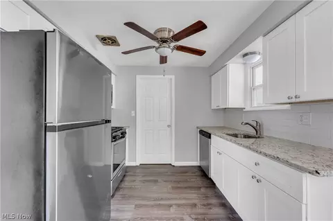 Entry Way - 8043 Munson Rd, Mentor, OH 44060 photo 1 of 3