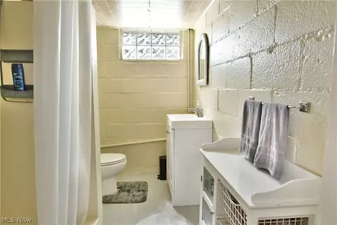 Bath - 120 Brookfield Ave, Boardman, OH 44512 photo 4 of 4