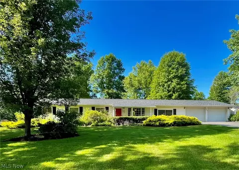 684 Robinhood Dr, Aurora, OH 44202