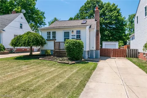 1186 Elmwood Rd, Mayfield Heights, OH 44124
