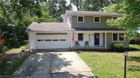 4861 Pineview Dr, Vermilion, OH 44089