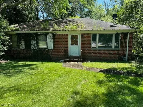 26365 Pettibone Rd, Oakwood Village, OH 44146