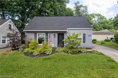 2230 Suncrest Dr, Cuyahoga Falls, OH 44221