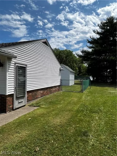 881 E 250th St, Euclid, OH 44132 photo 4