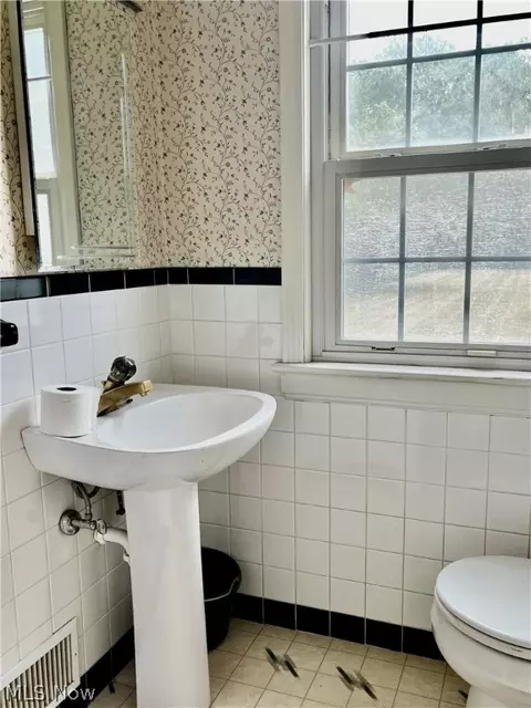 881 E 250th St, Euclid, OH 44132 photo 21