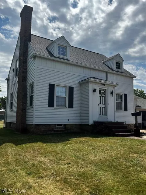 881 E 250th St, Euclid, OH 44132 photo 2