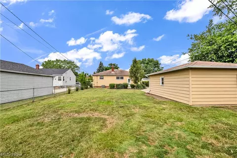 7555 Skylark Dr, Parma, OH 44130 photo 3