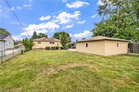 7555 Skylark Dr, Parma, OH 44130 photo 4