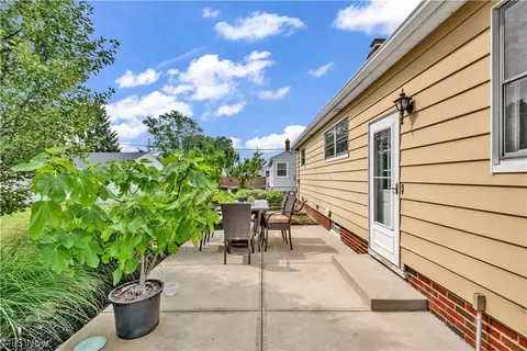 7555 Skylark Dr, Parma, OH 44130 photo 8
